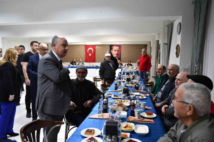 Denizli Valisi Coşkun huzurevi sakinleriyle iftar yaptı