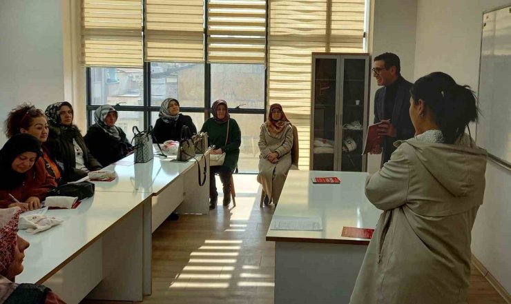 Elazığ Belediyesinde, işitme engelli kadınlara yönelik eğitimler sürüyor