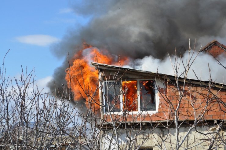 Yanan evdeki komşusunun ’yetişin’ çığlığını duydu, alevlerin içinden kurtardı