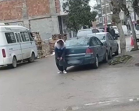 Madde bağımlısı şahıs, sokak ortasında hareketsiz kaldı