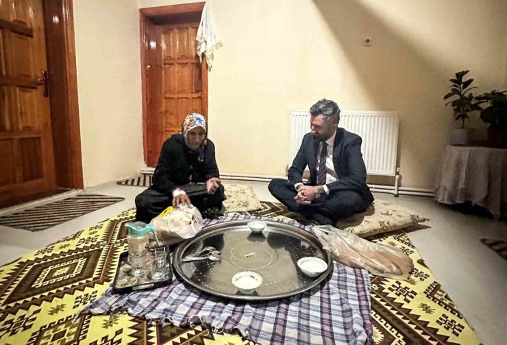 AK Parti Ağrı İl Başkanı Yıldız, yalnız yaşayan Halime Kızılkurt ile iftar yaptı
