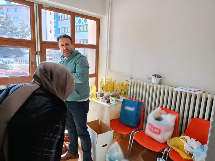 Bayburt’ta öğretmen ve öğrenciler ihtiyaç sahipleri için Ramazan kolileri hazırlıyor