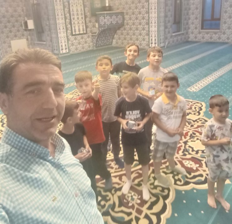 Gediz’de İmam-Hatip Ramazan Dinçer’den minik cemaatine özel mini market