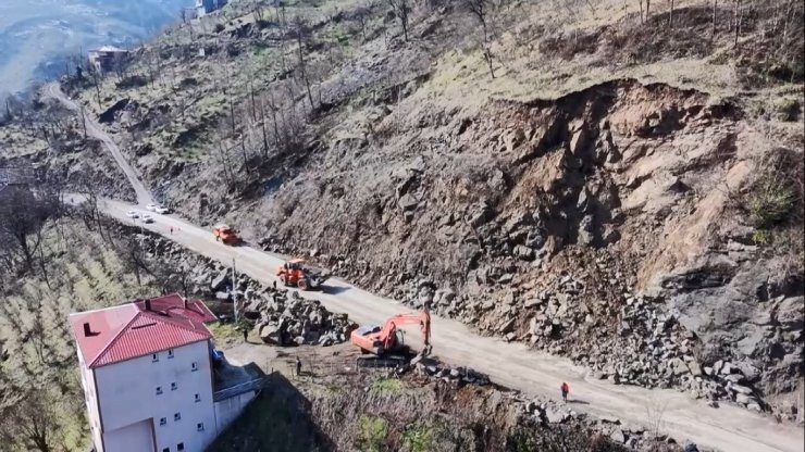 Ordu’da heyelan nedeniyle kapanan yol, kontrollü olarak ulaşıma açıldı