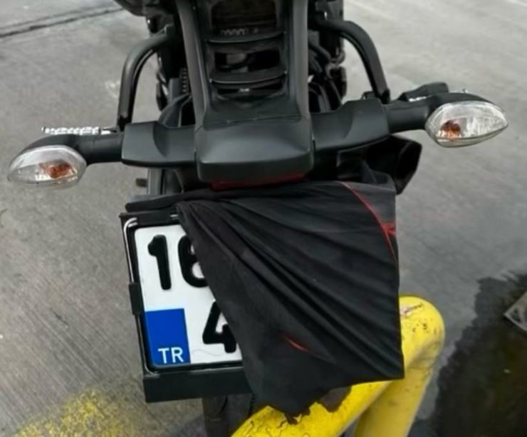 Kendisini yakalayan polisle hatıra fotoğrafı çektirdi..."Geçmiş olsun gençler"