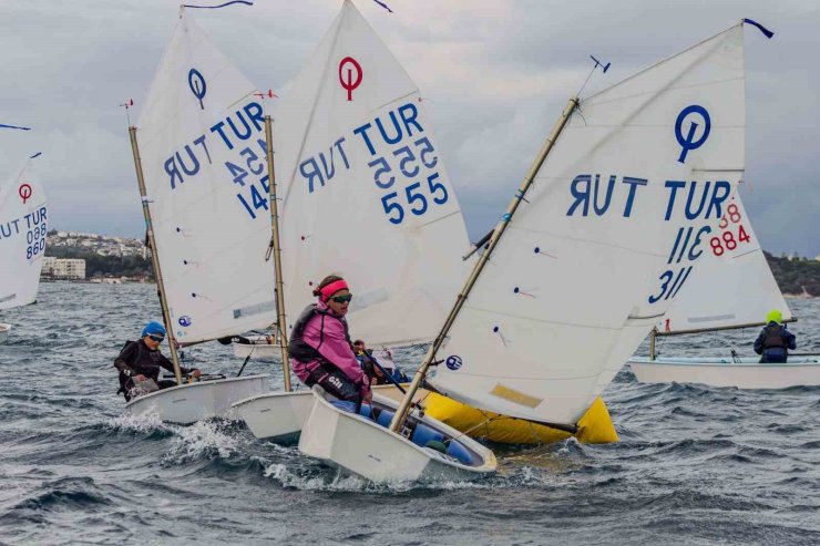 Türkiye Yelken Federasyonu’nun düzenlediği 2025 Türkiye Şampiyonası Çeşme’de devam ediyor
