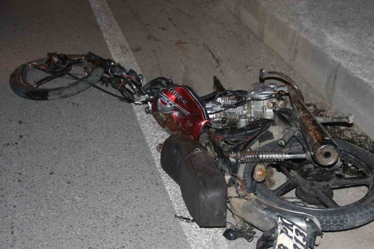 Hafif ticari araçla çarpışan motosiklet parçalandı: 2 kişi öldü