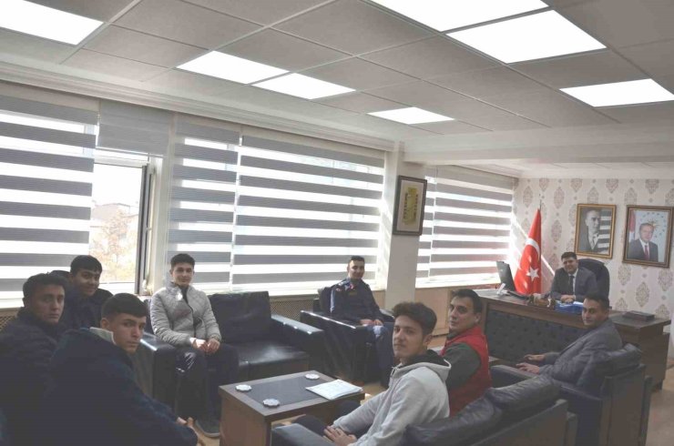 Kaymakam Seyman, bilek güreşi şampiyonlarına belgelerini verdi