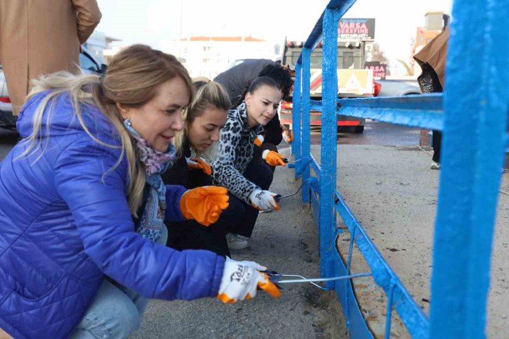 Güzelbahçe’de ’Fırçanı, boyanı al gel’ kampanyası