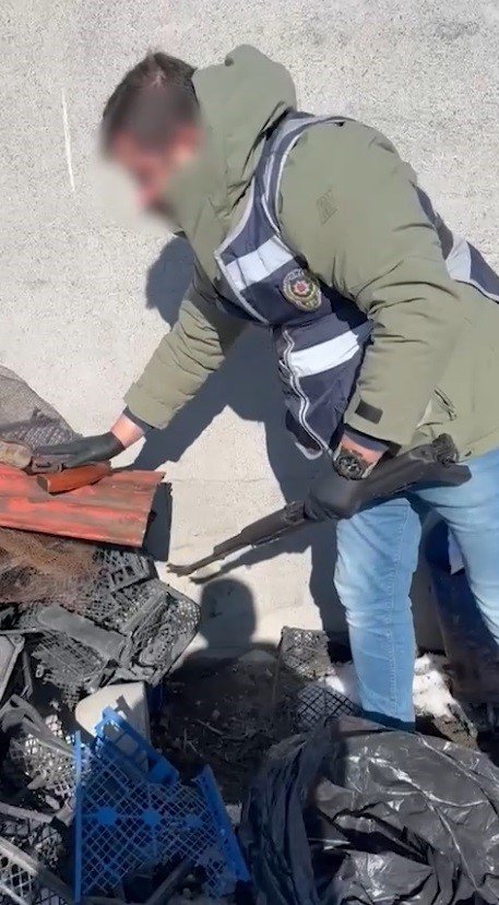 Kars’ta hurdalıktan uzun namlulu silah çıktı