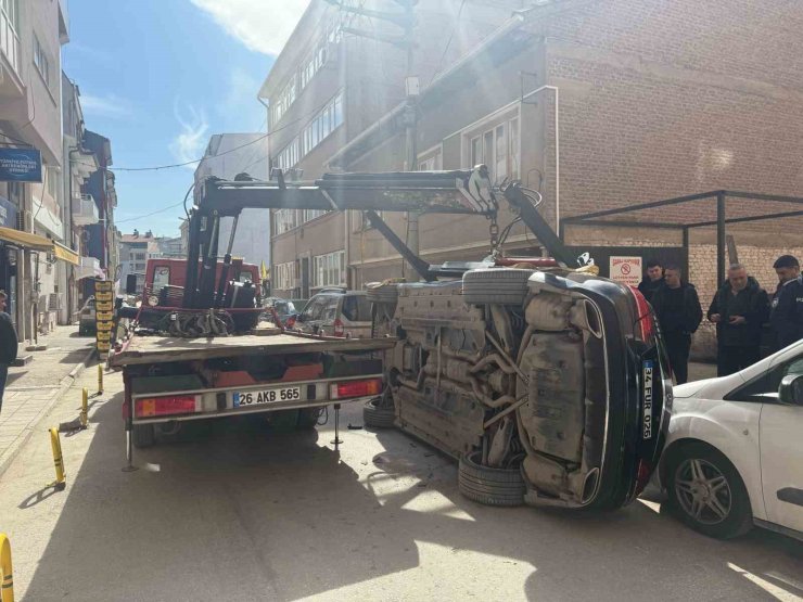 Kaldırılmak isterken çekiciden düşen lüks araçta ağır hasar oluştu