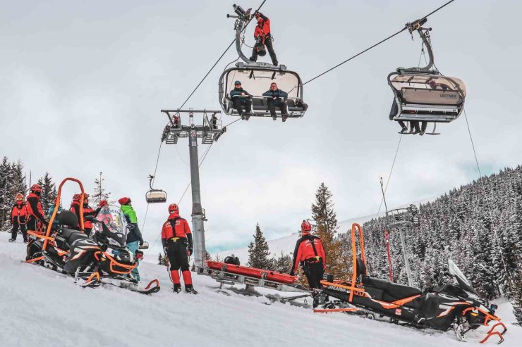Kayak merkezinde telesiyejde arama ve kurtarma tatbikatı