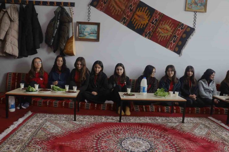 Lisede oluşturulan şark köşesi ile öğrenciler sosyalleşiyor