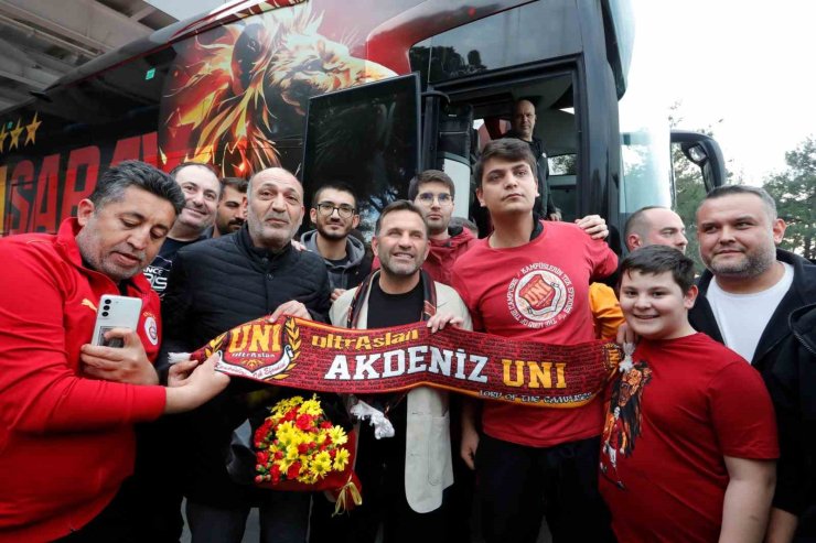 Galatasaray, Antalya’da sevgi gösterileri ile karşılandı