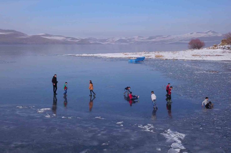 Donan göl çocukların oyun alanı oldu