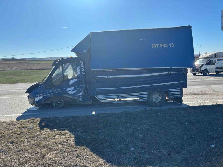 Çorum’da iki kamyonet çarpıştı: 3 yaralı