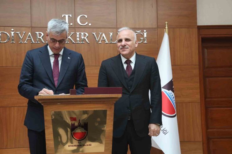 Sağlık Bakanı Memişoğlu Diyarbakır Valiliğini ziyaret etti