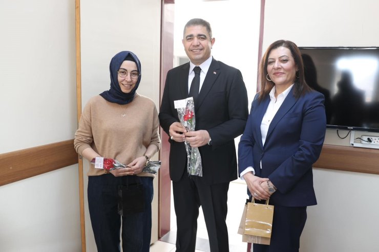 Vali Aslan, 8 Mart Kadınlar Gününde kadın çalışanlara çiçek vererek kutladı