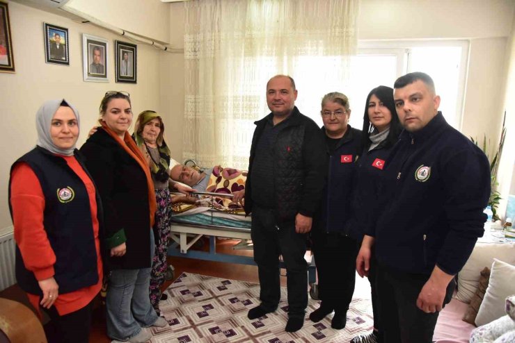 Yaşlı kadının yardımına Başkan Kaya yetişti