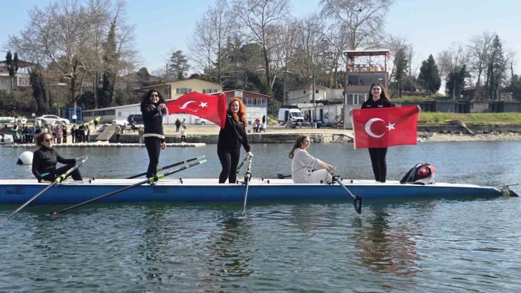 Kadın gazeteciler 8 Mart etkinliğinde kürek çekti