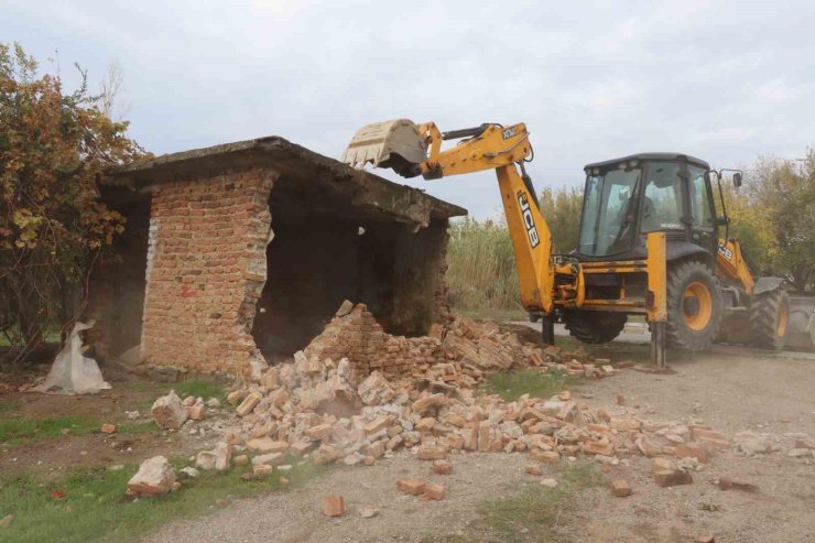 Nazilli Belediyesi, metruk binaları yıkıyor