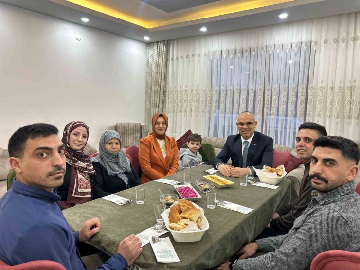 Ağrı Valisi Mustafa Koç, şehit annesi Makbule Doğan’ın iftar sofrasına konuk oldu