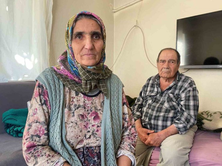 Felçli kocasını tıraş ederken görüntülenen kadın: "Sadece iyi günde değil kötü günde de yanındayım"