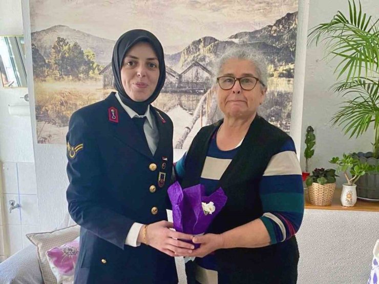 Jandarma, şehit annelerini ve kadınları unutmadı