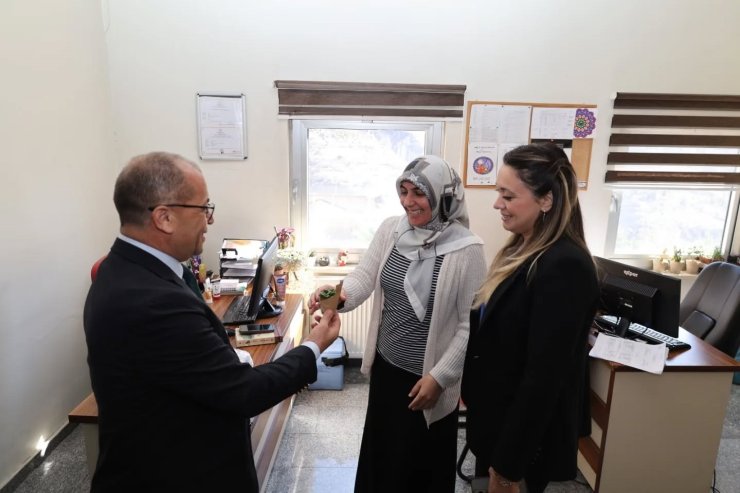 Saimbeyli ve Feke’de ’Kadınlar Günü’ çiçeklerle kutlandı