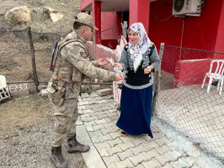 Sason’da jandarma 8 Mart Dünya Kadınlar Günü’nü kutladı