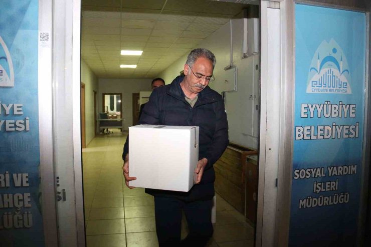 Başkan Kuş ve ekibi gece yarısına kadar gıda kolisi dağıttı