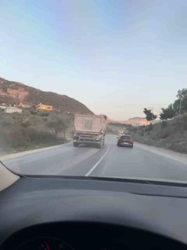 120 ile otomobil sollayan hafriyat kamyonu kamerada