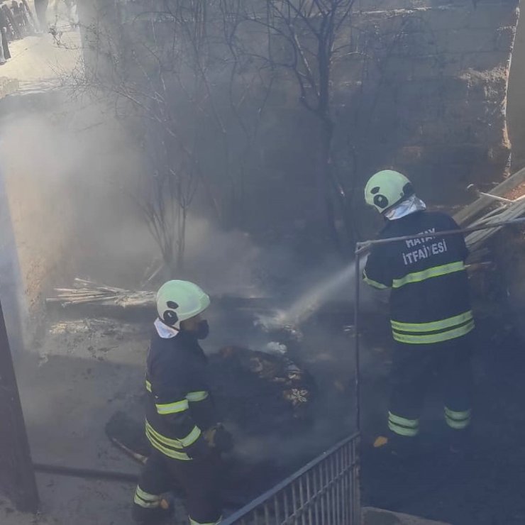 İskenderun’da evin bahçesinden alevler yükseldi