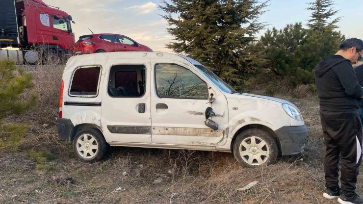 Şarampole devrilen hafif ticari araçta 2 kişi yaralandı