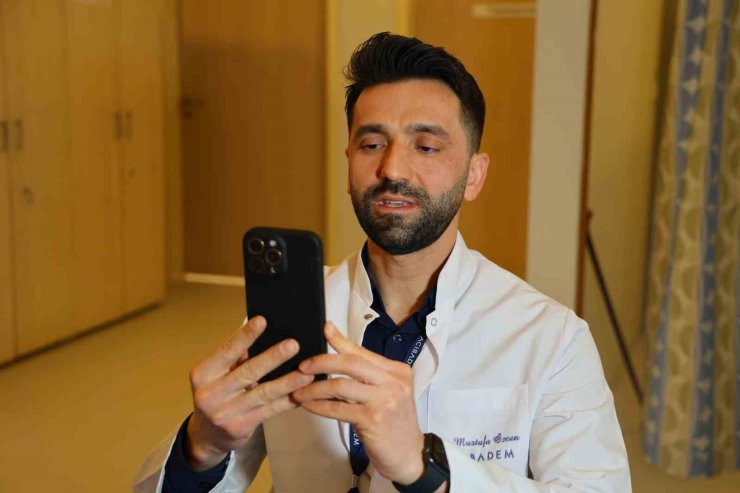 Uzmanı uyardı: "Aşırı telefon ve bilgisayar kullanımı ‘Text Neck’ sendromuna yol açıyor"