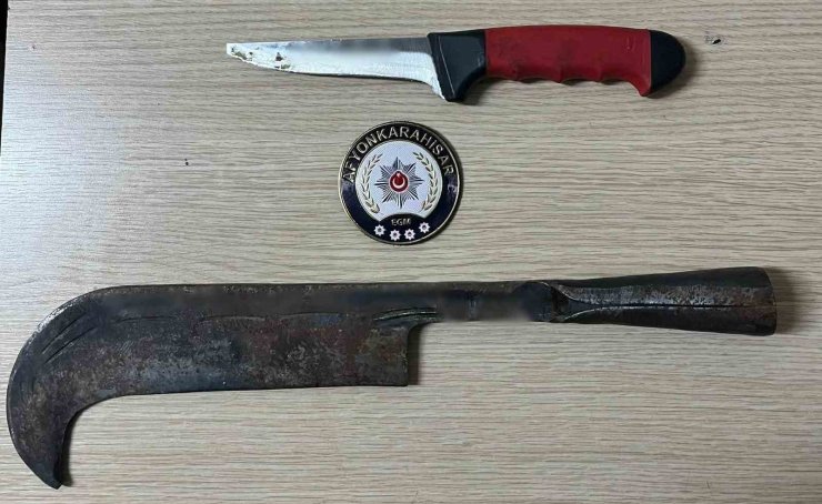 Polis 12 ruhsatsız tabanca ile 54 bıçak ele geçirdi