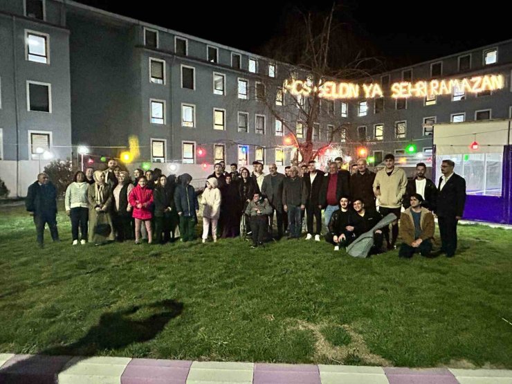 Üniversite çağındaki özel bireyler öğrenci yurdunda iftar yaptı