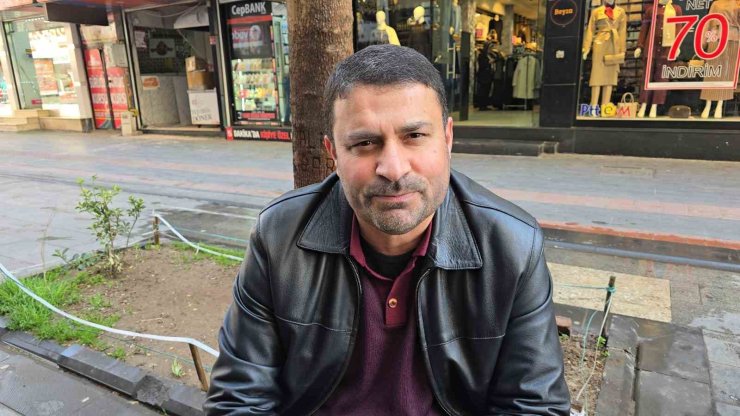 Arabaya yol vermeyen oklu kirpi renkli görüntüler oluşturdu