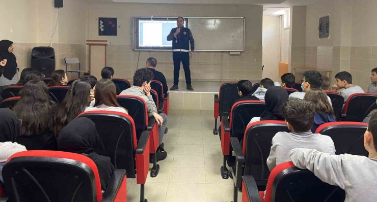 Bayburt’ta polis ekiplerince 24 öğretmen ve 350 öğrenci bilgilendirildi
