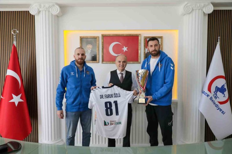 Konuralp Beyleri başarılarını Özlü ile paylaştı