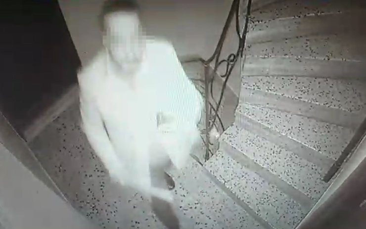 Zeytinburnu’nda komşu terörü: Güvenlik kamerasını kırıp, kapısına zarar verdi