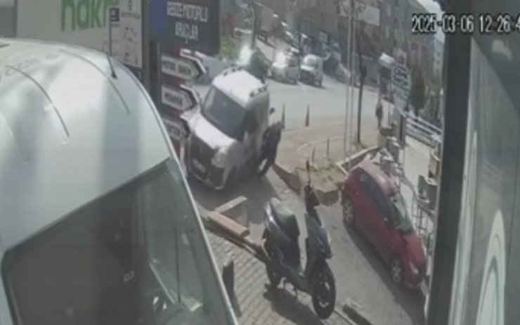 Kazada savrulan hafif ticari araç yayaya çarptı: 1 ölü