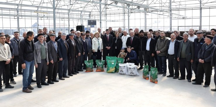 Kütahya Belediyesi’nden çiftçilere tohum desteği