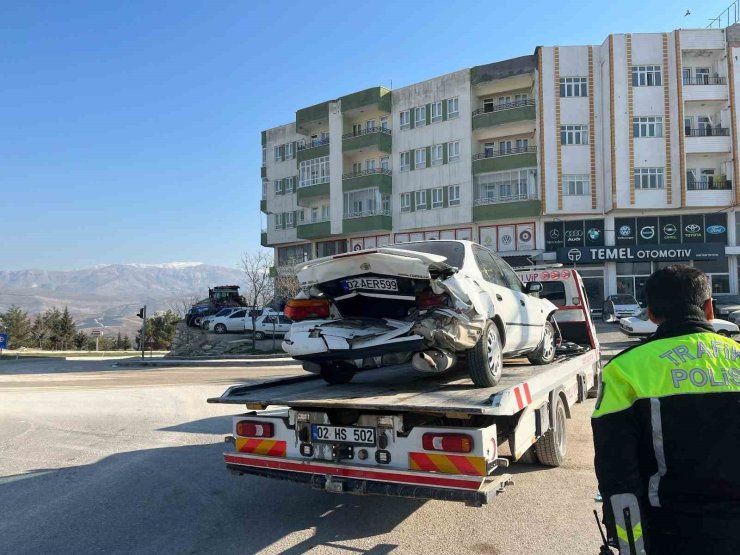 Adıyaman’da 2 otomobil çarpıştı: 2 yaralı