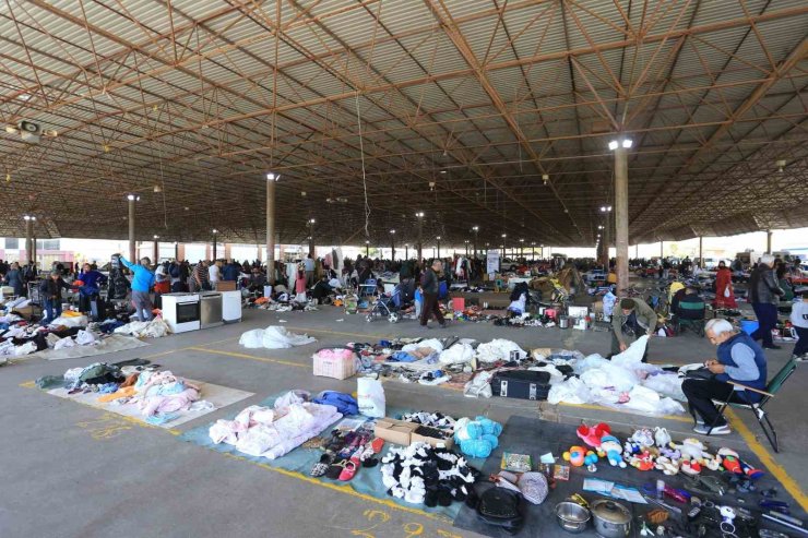 İkinci el eşya pazarında tarihi geçmiş yiyecek ve içeceklere el konuldu