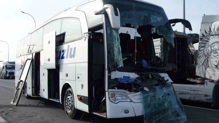 Kütahya’da yolcu otobüsü tıra çarptı: 12 yaralı