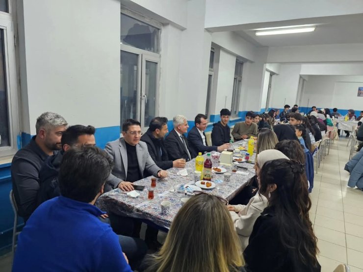 Tutak’ta Kaymakam Adıbelli öğrencilerle iftarda buluştu