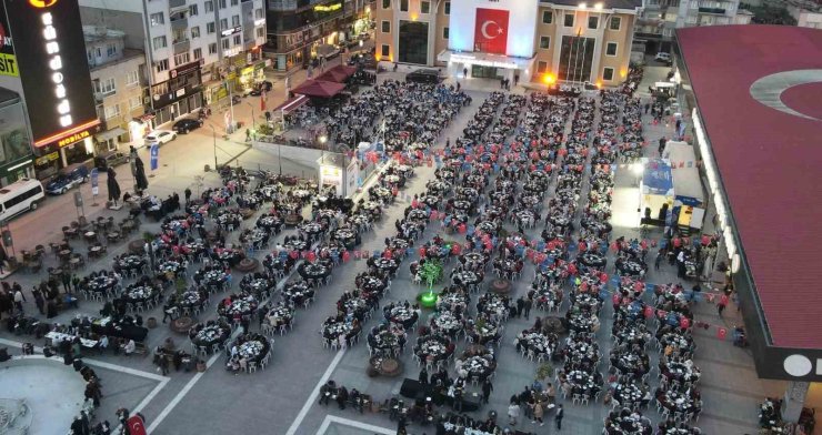 Binlerce kişi, aynı sofra etrafında buluştu