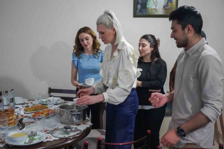 İftar için üniversiteli gençlerin evine konuk oldu