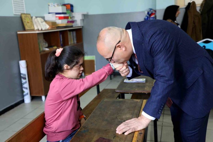 Ağrı Valisi Koç, öğrenci daveti üzerine İMKB Gazi Ortaokulu’nu ziyaret etti